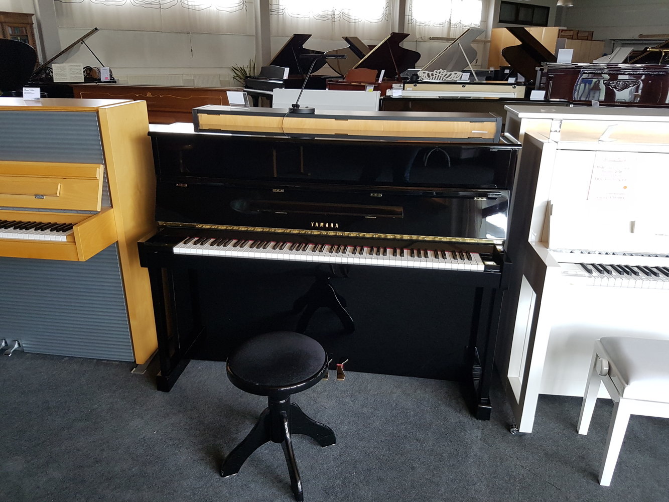 Yamaha, Mod. LU-201C Klavier